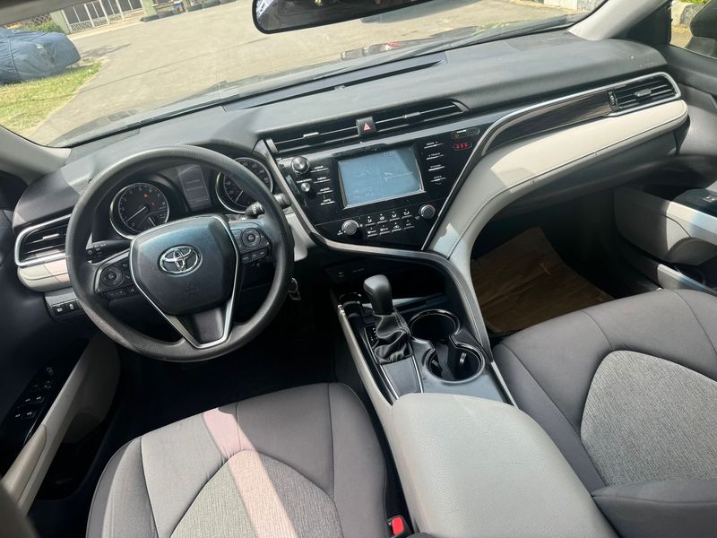 Thumbnail 3 of 2018 Toyota Camry LE